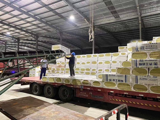 齊工巖棉板發貨現場